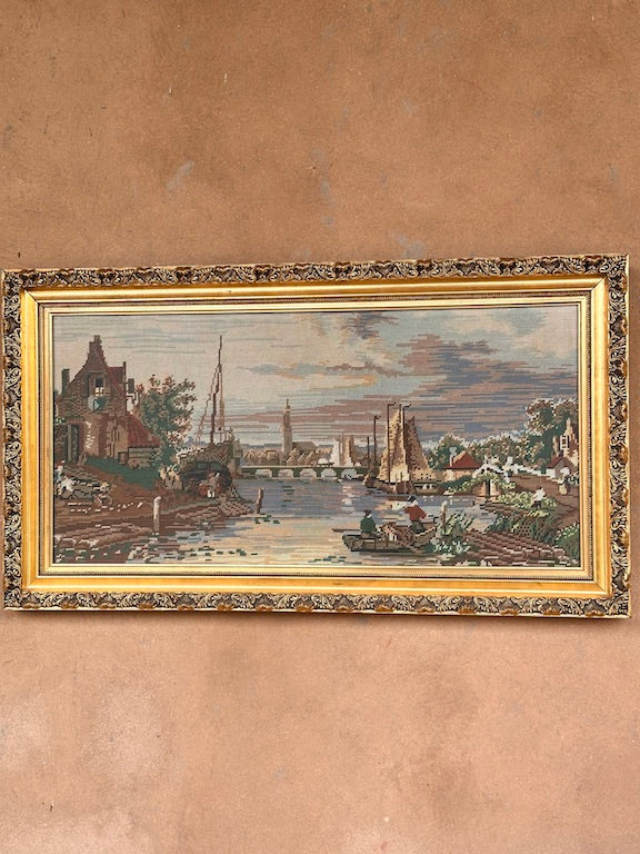 Tableau broderie ancienne encadrée – Scène portuaire avec bateaux – Cadre doré baroque
