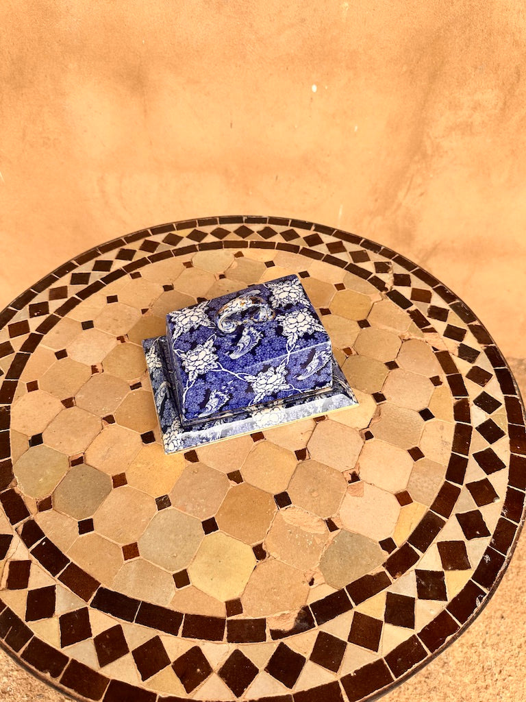 Beurrier ancien en faïence anglaise bleue à motif floral et oiseau – style transferware