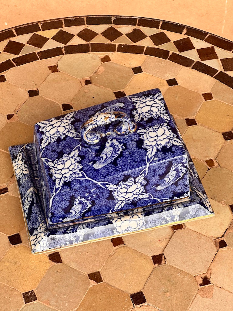 Beurrier ancien en faïence anglaise bleue à motif floral et oiseau – style transferware