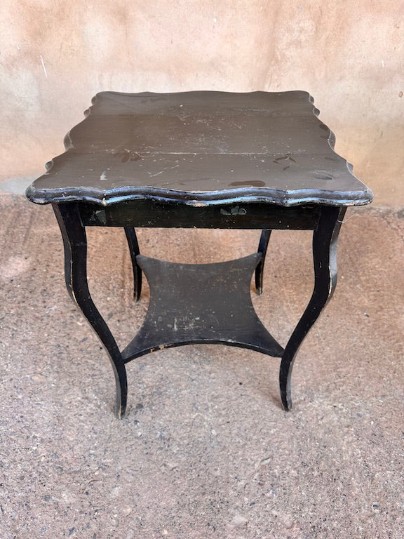 Table Décorative Noire en Bois – Plateau Chantourné et Pieds Galbés, Style Ancien