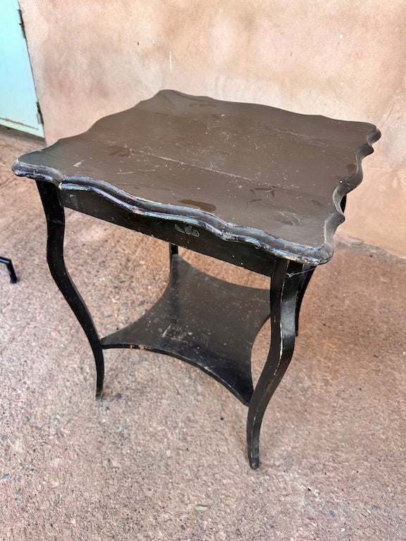 Table Décorative Noire en Bois – Plateau Chantourné et Pieds Galbés, Style Ancien