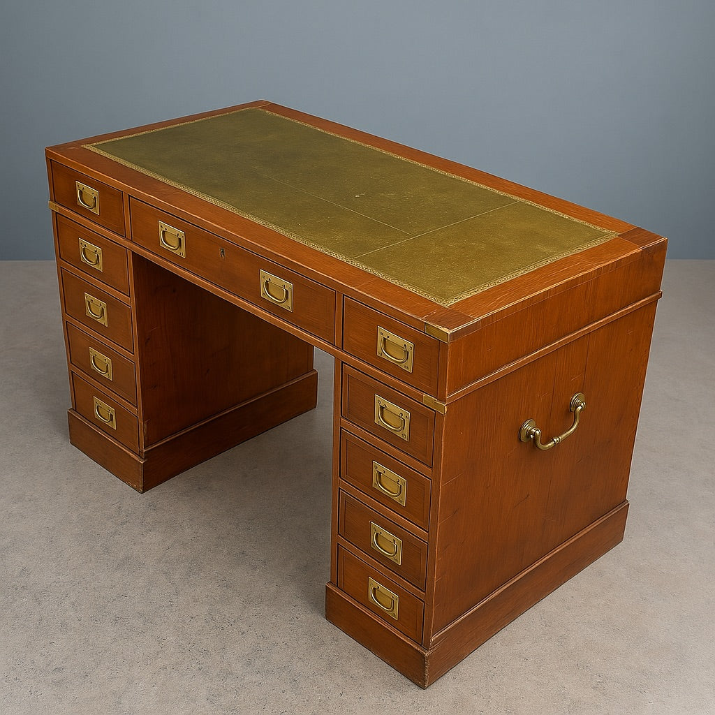 Bureau de Style Campagne Vintage avec Poignées en Laiton – Bureau en Bois Massif, Style Militaire avec 11 Tiroirs