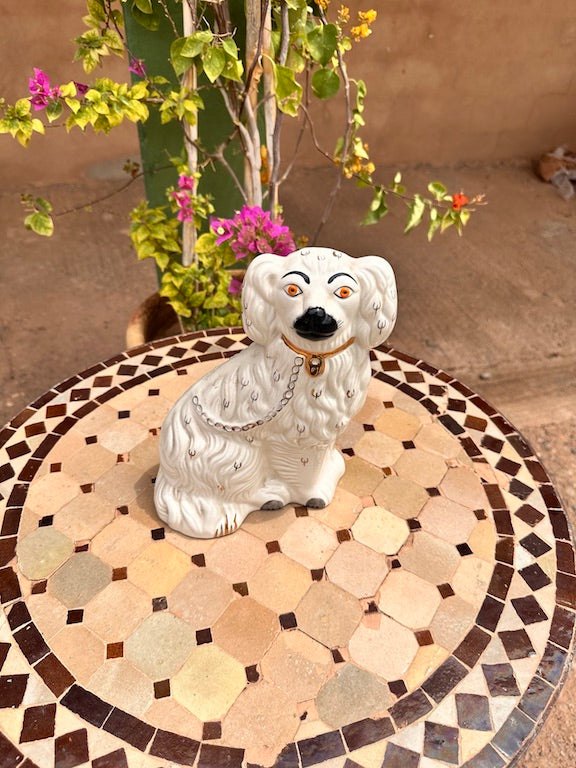 Paire de chiens Staffordshire anciens – Figurines décoratives en céramique anglaise