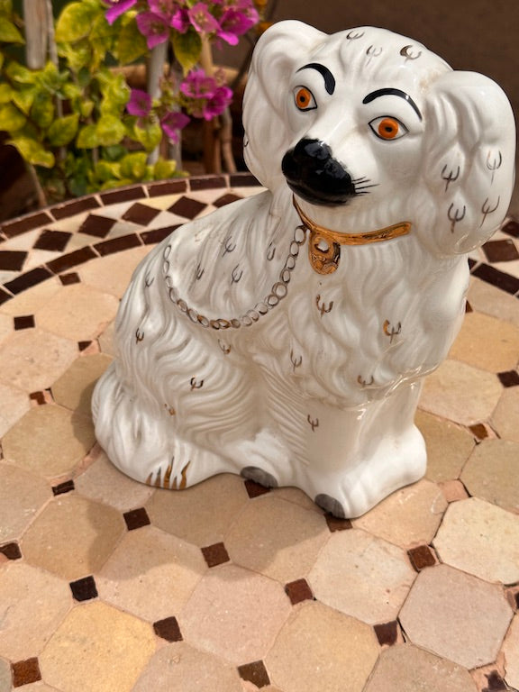 Paire de chiens Staffordshire anciens – Figurines décoratives en céramique anglaise