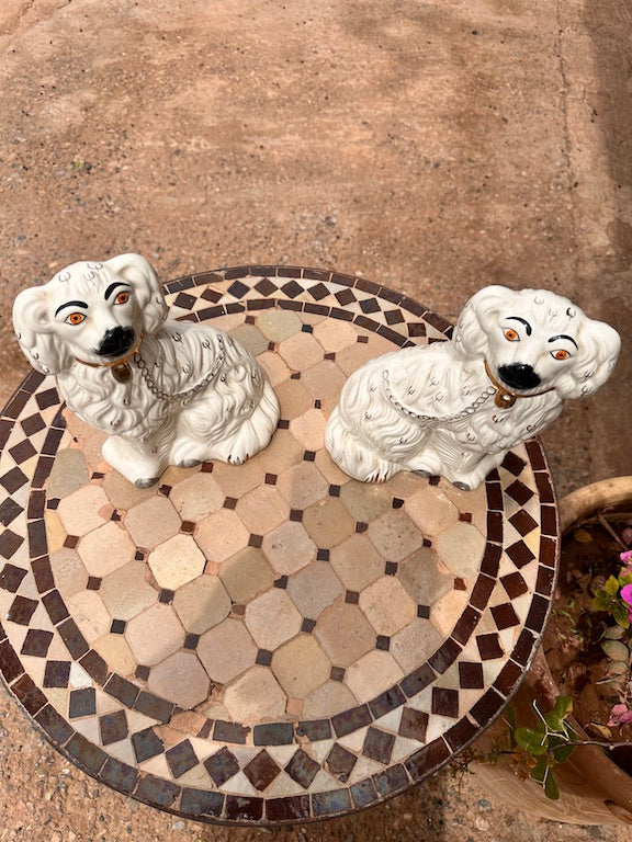 Paire de chiens Staffordshire anciens – Figurines décoratives en céramique anglaise