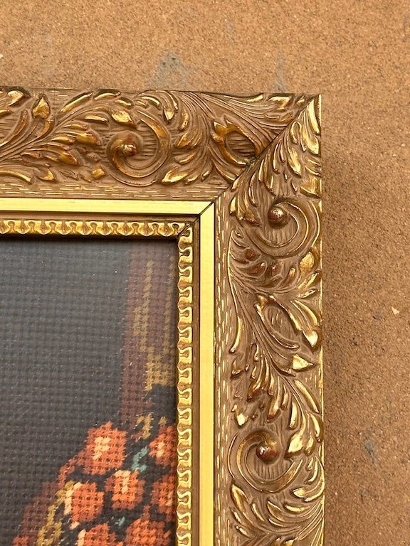 Broderie vintage encadrée – Scène rustique au coin du feu – Ambiance campagne ancienne