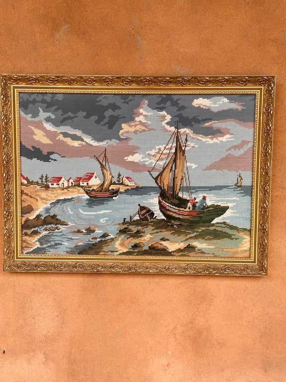 Broderie ancienne encadrée – Scène maritime avec bateaux de pêche – Style bord de mer vintage