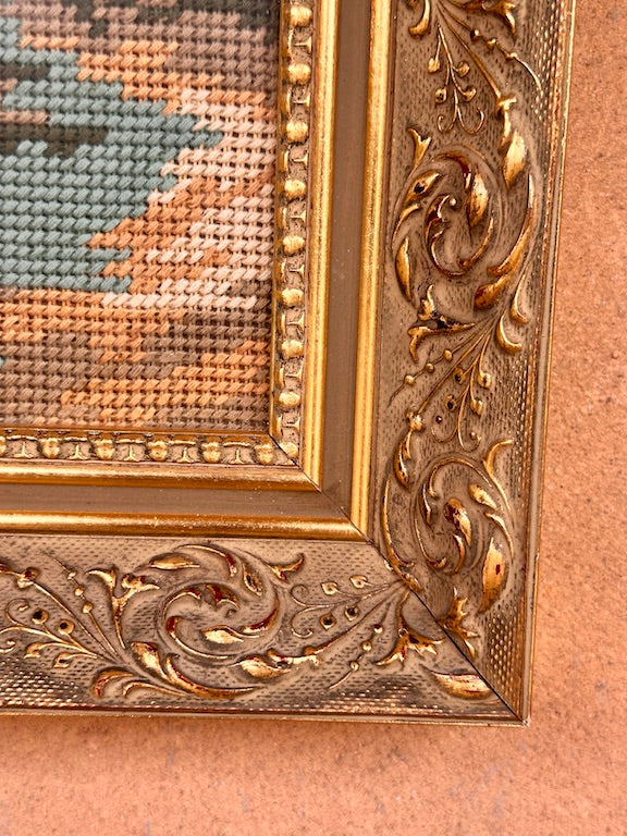 Broderie ancienne encadrée – Scène maritime avec bateaux de pêche – Style bord de mer vintage