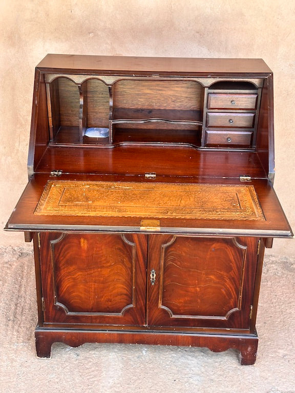 Secrétaire à Abattant Ancien en Acajou – Bureau Compact avec Rangement Intégré