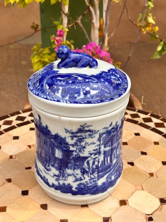Pot à couvercle en faïence bleue décor oriental | Pièce ancienne avec couvercle figuratif