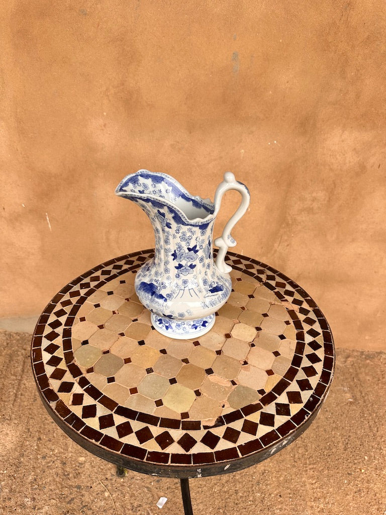 Ancien pichet en faïence anglaise à décor bleu — motif fleuri et pastoral, estampille « TC »