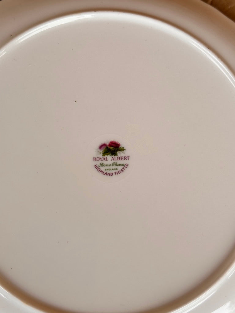 Assiette vintage Royal Albert 'Highland Thistle' en porcelaine fine d’Angleterre – Élégance florale écossaise