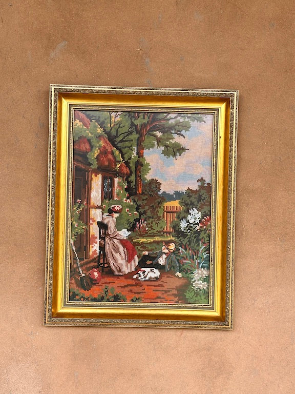 Broderie encadrée vintage – Scène romantique au jardin – Femme lisant et enfant