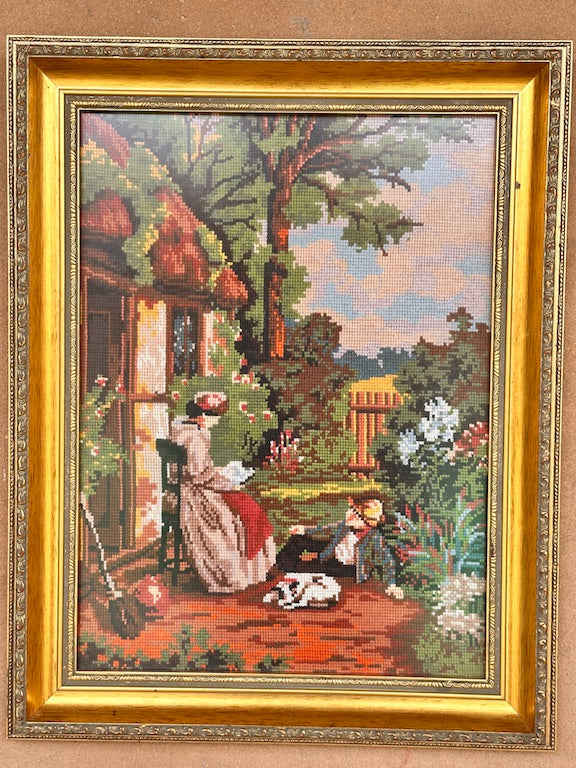 Broderie encadrée vintage – Scène romantique au jardin – Femme lisant et enfant