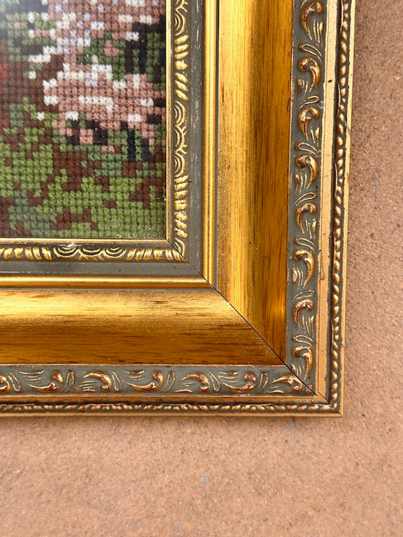 Broderie encadrée vintage – Scène romantique au jardin – Femme lisant et enfant