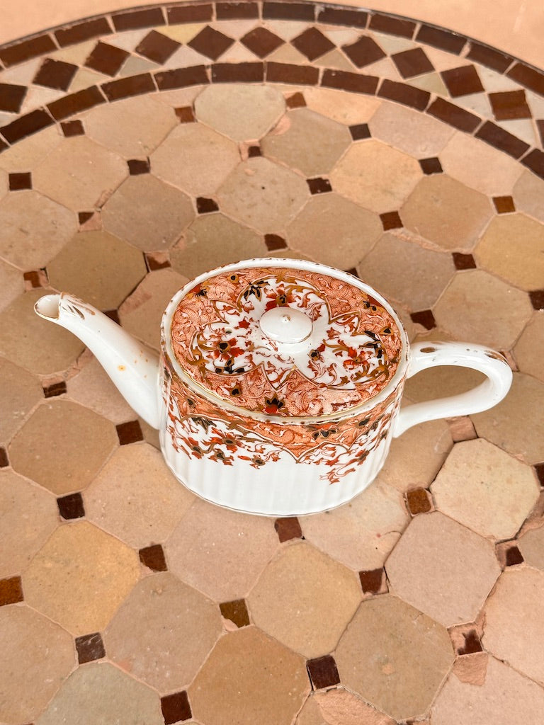Théière ancienne anglaise en porcelaine blanche à décor floral cuivré et rouge – Style victorien