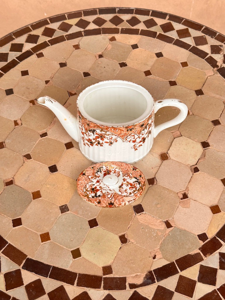 Théière ancienne anglaise en porcelaine blanche à décor floral cuivré et rouge – Style victorien
