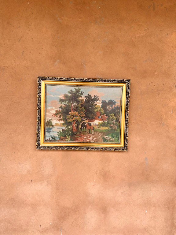 Broderie vintage encadrée – Scène rurale avec chevaux et maison de campagne