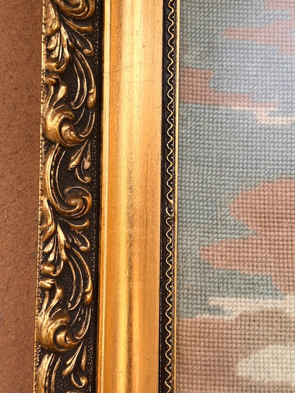 Broderie vintage encadrée – Scène rurale avec chevaux et maison de campagne