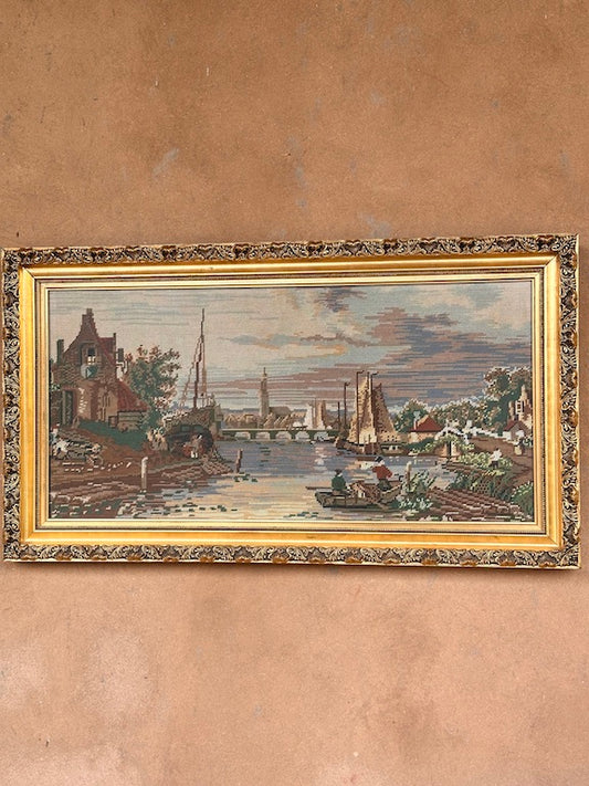 Tableau broderie ancienne encadrée – Scène portuaire avec bateaux  – Cadre doré baroque