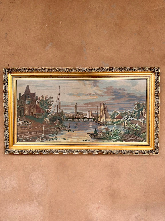 Tableau broderie ancienne encadrée – Scène portuaire avec bateaux  – Cadre doré baroque