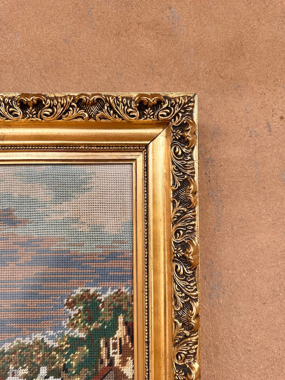 Tableau broderie ancienne encadrée – Scène portuaire avec bateaux  – Cadre doré baroque