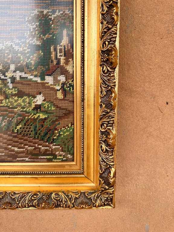Tableau broderie ancienne encadrée – Scène portuaire avec bateaux  – Cadre doré baroque