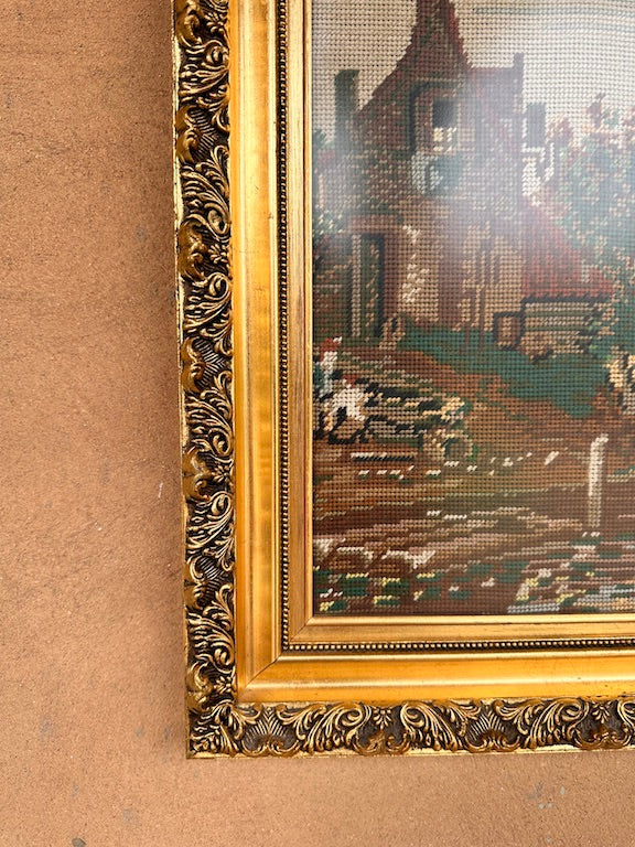 Tableau broderie ancienne encadrée – Scène portuaire avec bateaux  – Cadre doré baroque