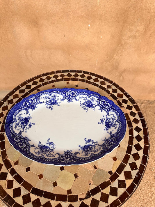 Grand plat ancien en faïence anglaise bleue à décor floral – style victorien