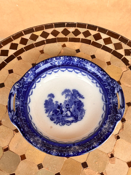 Plat ancien Doulton "Watteau" en faïence anglaise bleue – décor romantique, avec anses