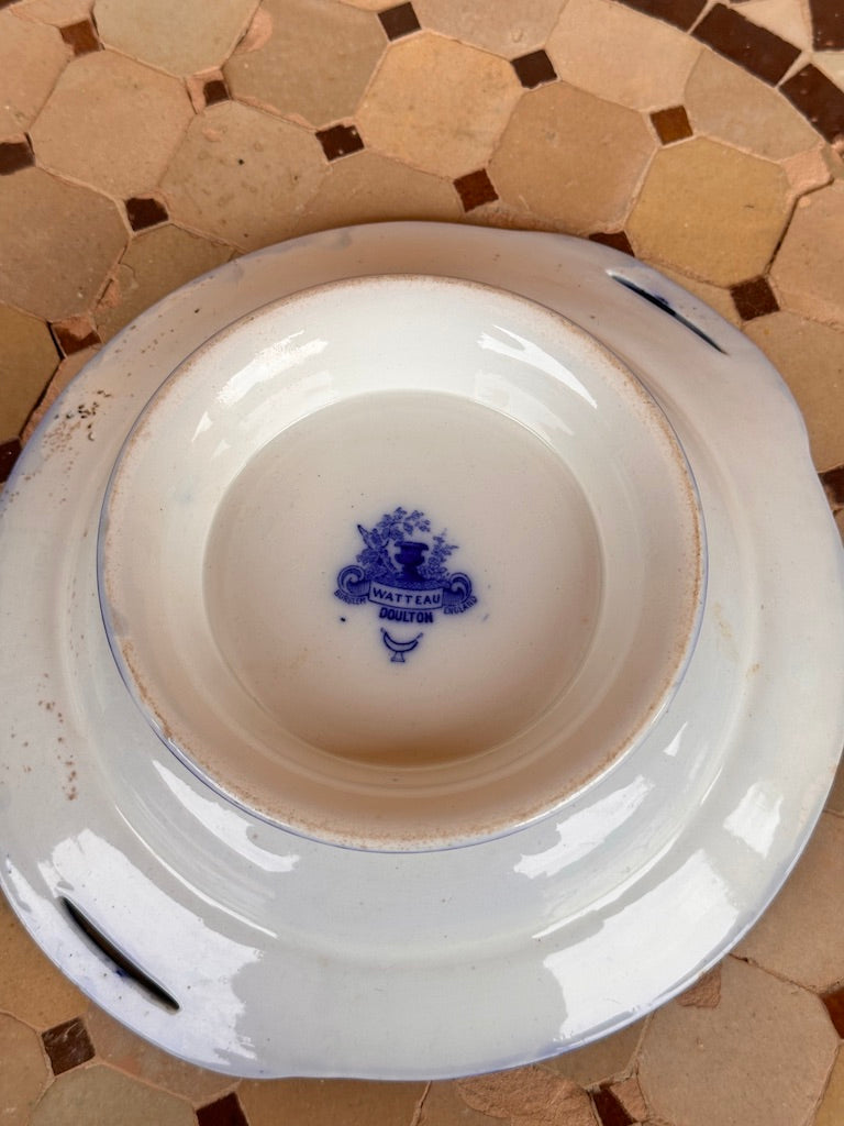 Plat ancien Doulton "Watteau" en faïence anglaise bleue – décor romantique, avec anses