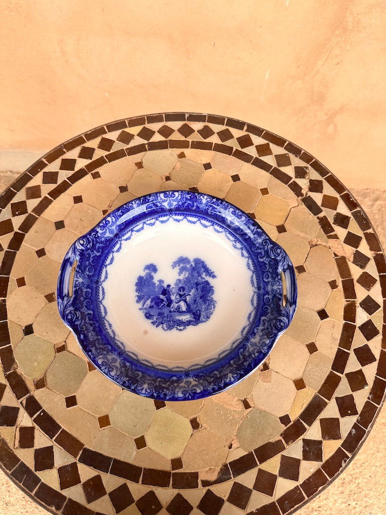 Plat ancien Doulton "Watteau" en faïence anglaise bleue – décor romantique, avec anses