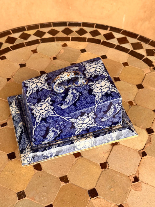 Beurrier ancien en faïence anglaise bleue à motif floral et oiseau – style transferware