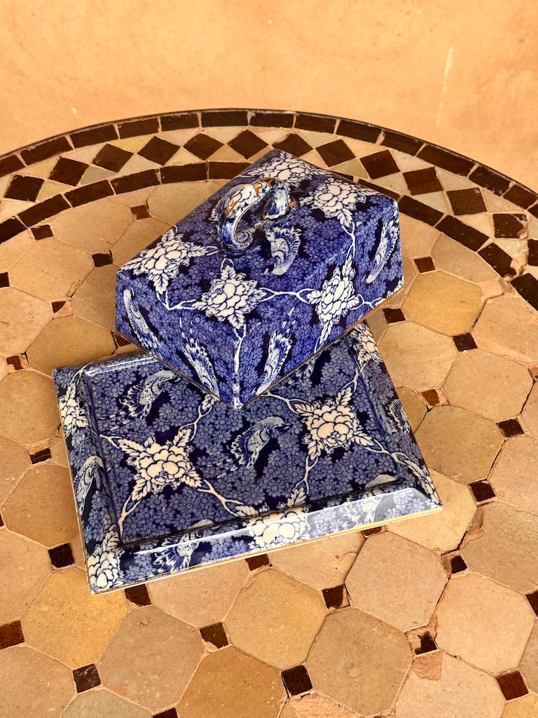 Beurrier ancien en faïence anglaise bleue à motif floral et oiseau – style transferware