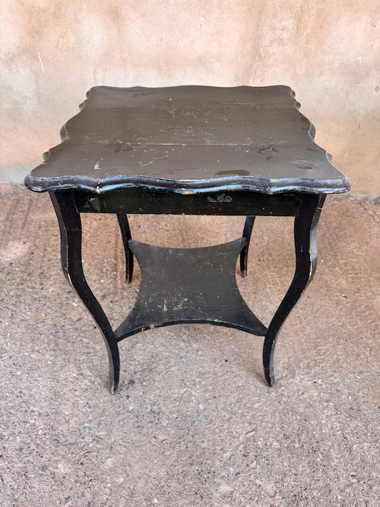 Table Décorative Noire en Bois – Plateau Chantourné et Pieds Galbés, Style Ancien