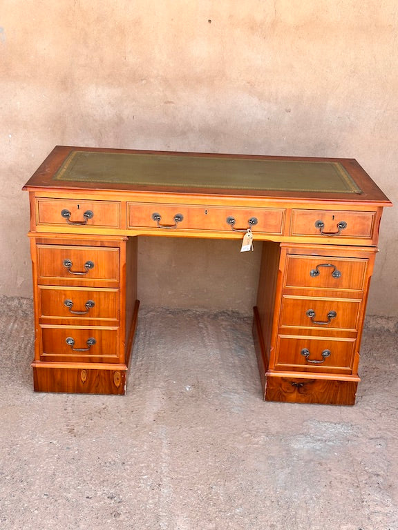 Bureau Ancien en Bois Clair – 9 Tiroirs et Plateau en Cuir Vert, Style Anglais