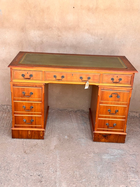 Bureau Ancien en Bois Clair – 9 Tiroirs et Plateau en Cuir Vert, Style Anglais