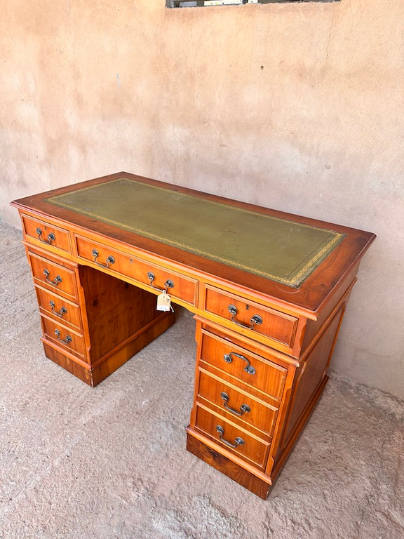 Bureau Ancien en Bois Clair – 9 Tiroirs et Plateau en Cuir Vert, Style Anglais
