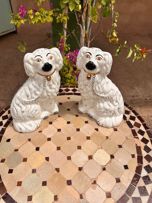 Paire de chiens Staffordshire anciens – Figurines décoratives en céramique anglaise
