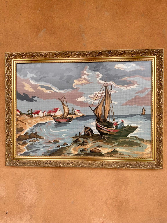 Broderie ancienne encadrée – Scène maritime avec bateaux de pêche – Style bord de mer vintage