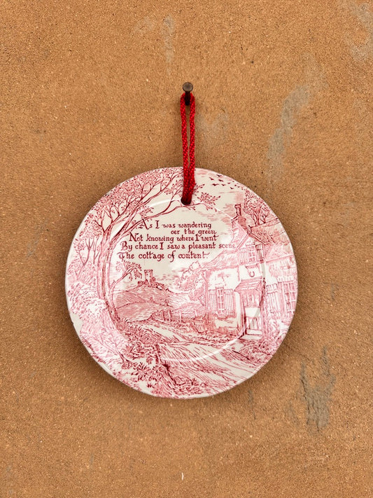2 Assiettes murales vintage Royal Crownford – “Cottage of Content” en bleu et rose, Staffordshire, Angleterre
