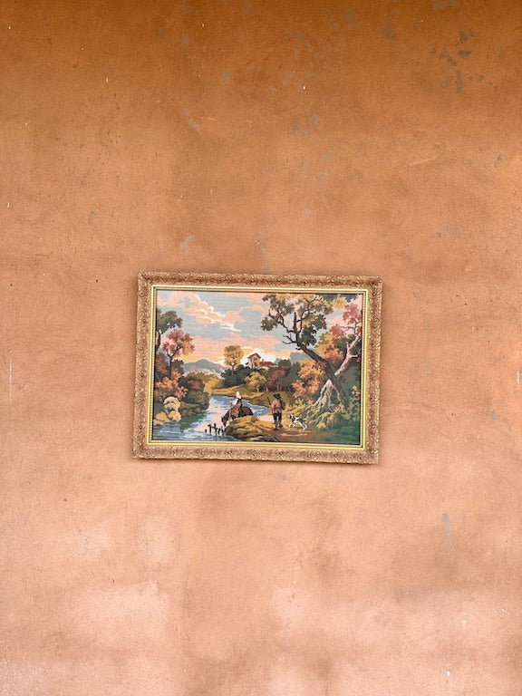 Broderie encadrée vintage – Scène champêtre avec cheval, rivière et maison