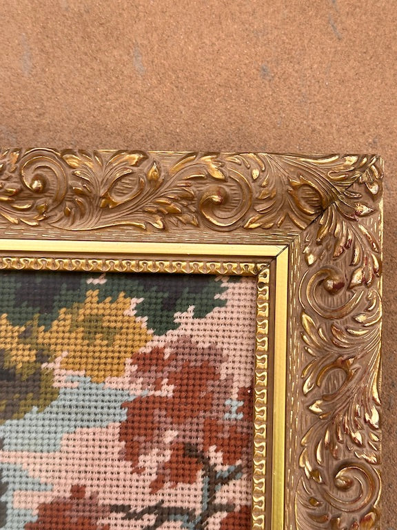 Broderie encadrée vintage – Scène champêtre avec cheval, rivière et maison