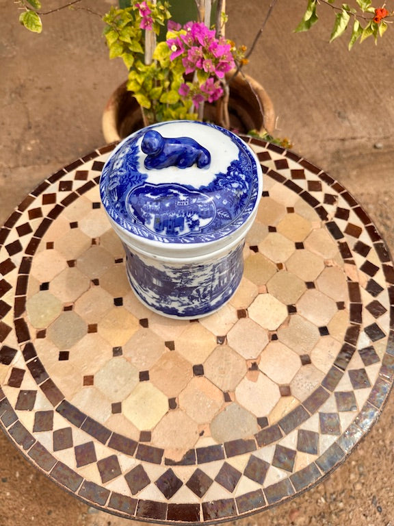 Pot à couvercle en faïence bleue décor oriental | Pièce ancienne avec couvercle figuratif