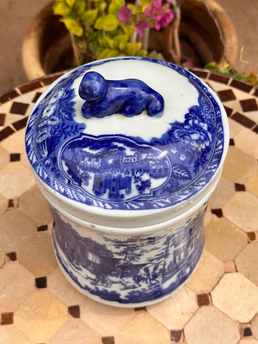 Pot à couvercle en faïence bleue décor oriental | Pièce ancienne avec couvercle figuratif