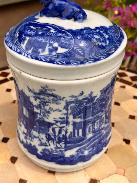Pot à couvercle en faïence bleue décor oriental | Pièce ancienne avec couvercle figuratif
