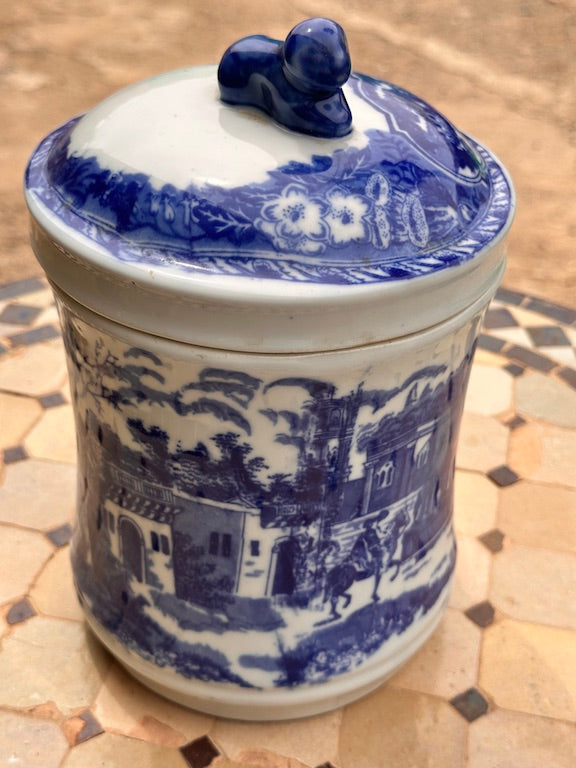 Pot à couvercle en faïence bleue décor oriental | Pièce ancienne avec couvercle figuratif