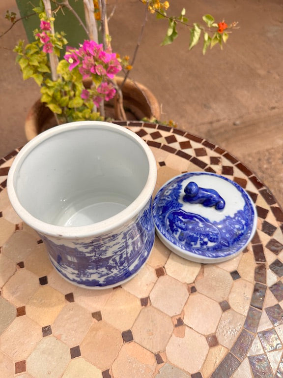 Pot à couvercle en faïence bleue décor oriental | Pièce ancienne avec couvercle figuratif