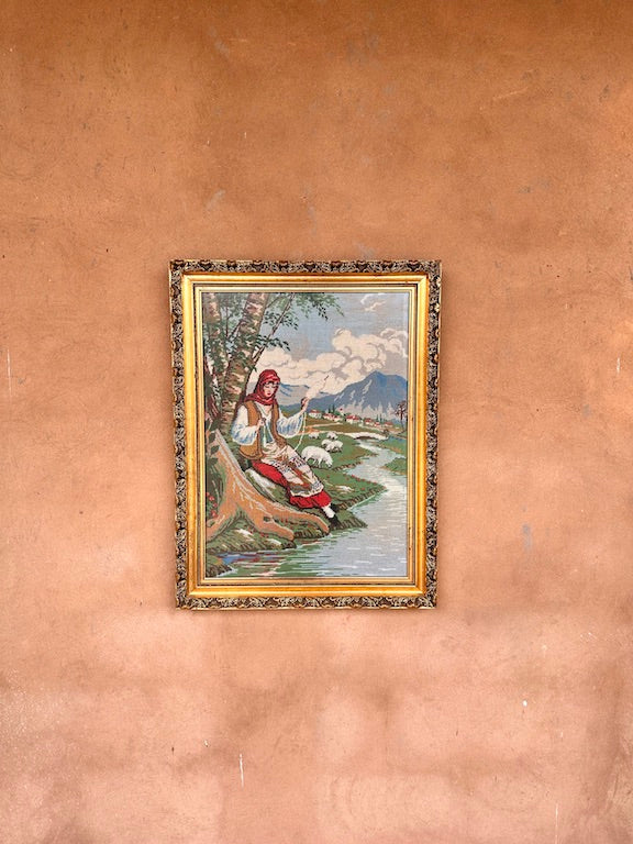 Broderie ancienne encadrée – Bergère filant la laine au bord d’une rivière