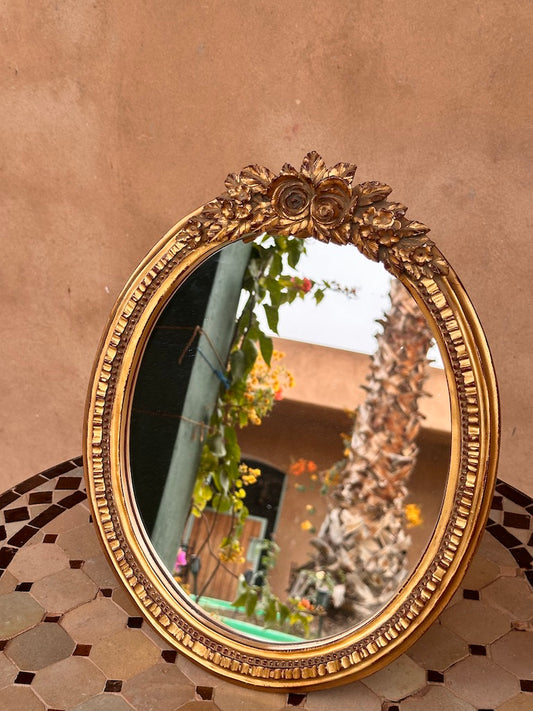 Miroir ancien ovale doré avec ornements floraux – Décoration murale vintage